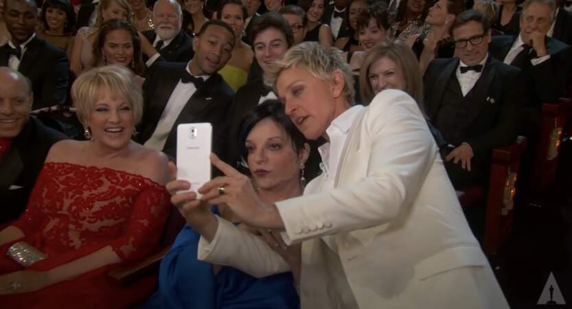 Lors de la 86e cérémonie des Oscar en 2014, Ellen DeGeneres a réussi à prendre un selfie avec plusieurs stars, devenant la première à atteindre un million de retweets sur Twitter sur la même publication
