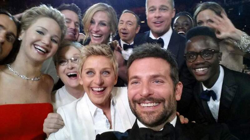Lors de la 86e cérémonie des Oscar en 2014, Ellen DeGeneres a réussi à prendre un selfie avec plusieurs stars, devenant la première à atteindre un million de retweets sur Twitter sur la même publication