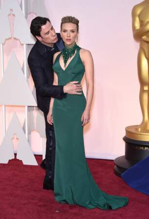Lors de la 87e édition des Oscar, John Travolta a créé un joli bad buzz en croisant Scarlett Johansson sur le tapis rouge, à qui il a voulu donner un baiser furtif pendant qu'elle prenait la pose. La photo avait fait le tour des réseaux après la cérémonie, les internautes soulignant le malaise de l'actrice, qui avait ensuite défendu John Travolta.