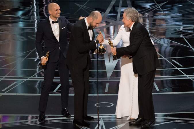 Warren Beatty et Faye Dunaway ont annoncé le mauvais gagnant lors de la remise de l'Oscar du Meilleur film à la 89e cérémonie des Oscar en 2017