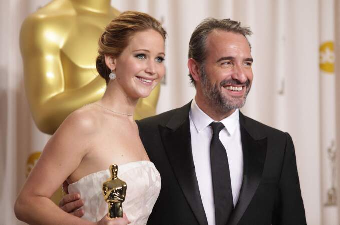 Lors de la 85e cérémonie des Oscar en 2013, Jennifer Lawrence avait chuté sur les marches en allant récupérer sa statuette des mains de Jean Dujardin, qui s'était précipité pour aider l'actrice 