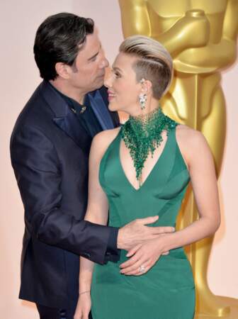 John Travolta et Scarlett Johansson sur le tapis rouge des Oscar lors de la 87e cérémonie en 2015