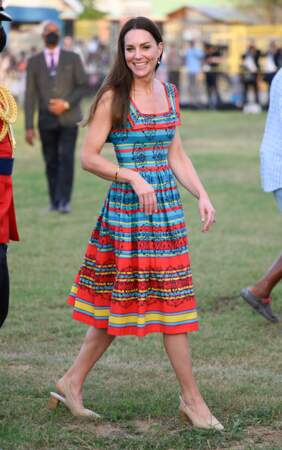 En robe vintage, Kate Middleton visite la Jamaïque