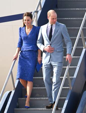 Kate Middleton en robe bleue Jenny Packham pour sa visite au Belize