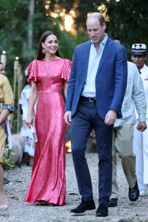 Au Belize, Kate Middleton porte une robe métallisée The Vampire's Wife