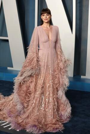 Dakota Johnson à la soirée Vanity Fair des Oscars 2022 en robe Gucci
