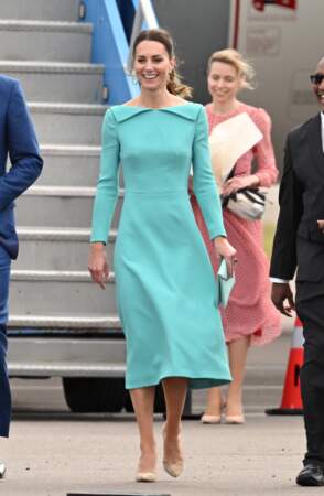 Kate Middleton en robe turquoise Emilia Wickstead assortie au drapeau des Bahamas