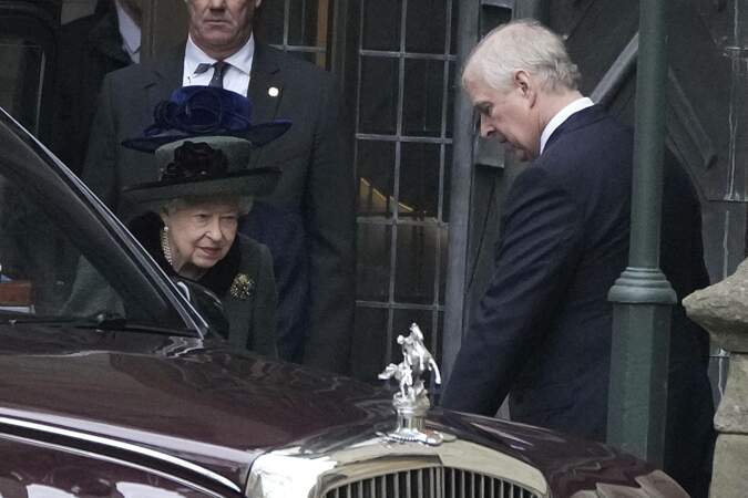 Elizabeth II arrive avec le prince Andrew