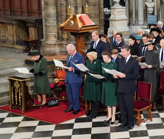 Elizabeth II, prince Charles, Camilla, princesse Anne et Tim Laurence durant la messe en hommage au prince Philip