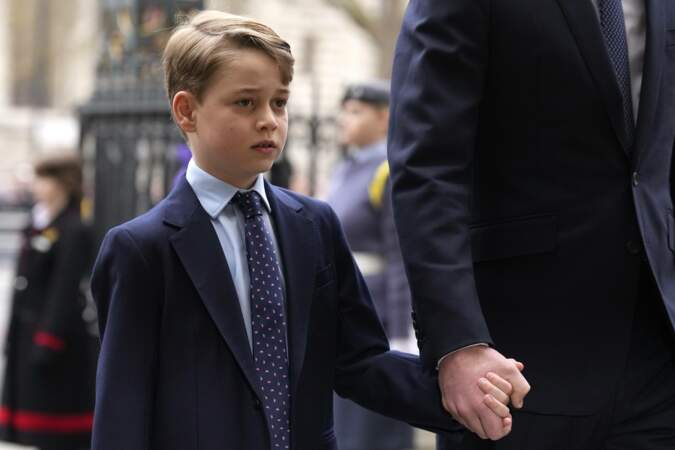 Le prince George tenant la main de son papa