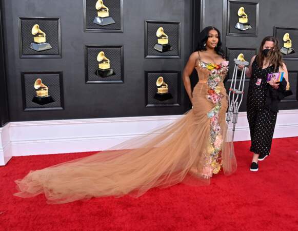 Grammy Awards 2022 : la chanteuse SZA arrive avec des béquilles 