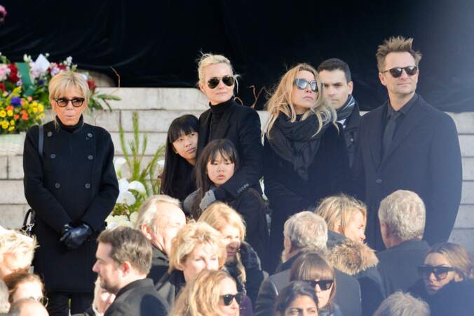 Brigitte Macron aux côtés de David Hallyday, Laura Smet, Laeticia Hallyday, ses filles Jade et Joy devant l'église de la Madeleine pour les obsèques de Johnny Hallyday à Paris, le 9 décembre 2017