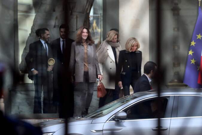 Brigitte Macron raccompagne les anciennes premières dames Carla Bruni-Sarkozy et Valérie Trierweiler après un déjeuner au palais de l'Elysée à Paris, le 24 janvier 2019.