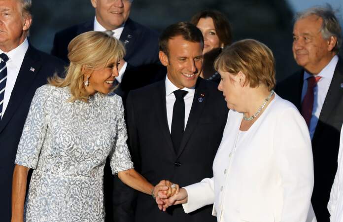 Brigitte Macron aux côtés de l'ancienne chancelière allemande Angela Merkel lors d'une photo de famille au sommet du G7 à Biarritz, le 25 août 2019. 