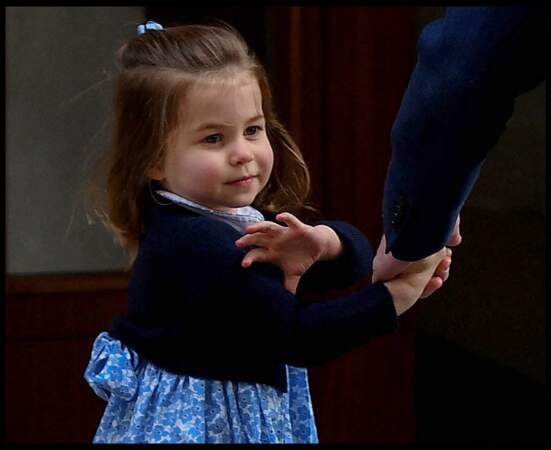 La princesse Charlotte, presque 3 ans, rendant visite à son frère Louis, né le 23 avril 2018
