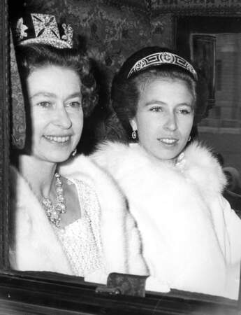 Discours du trône : la reine Elizabeth II en 1977 aux côtés de sa fille la princesse Anne, elles se rendent au parlement