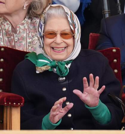 La reine Elizabeth II tout sourire en tenant son trophée à Windsor le 13 mai 2022