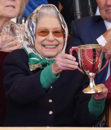 La reine Elizabeth II tenant en main son trophée le vendredi 13 mai à Windsor. 