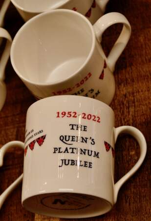 Les mugs souvenirs mis en ventes pour le jubilé de platine de la reine Elizabeth II