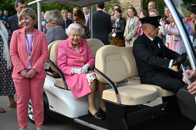Elizabeth II : à 96 ans, la reine se promène en voiturette de golf