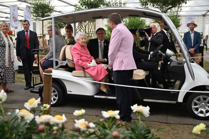 Elizabeth II : à 96 ans, la reine se promène en voiturette de golf
