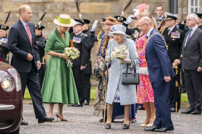 Premier jour du voyage en Écosse : Elizabeth II , Edimbourg le 27 juin 2022, avec elle son fils Edward et son épouse Sophie de Wessex