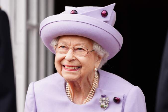 Deuxième jour du voyage en Écosse : Elizabeth II radieuse au palais de Holyroodhouse, Edimbourg le 28 juin 2022