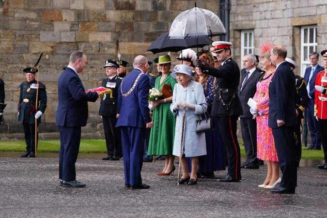 La reine Elisabeth II accompagnée du prince Edward, et de son épouse Sophie Rhys-Jones, comtesse de Wessex : parvis du palais de Holyroodhouse à Édimbourg, le 27 juin 2022, dans le cadre de son traditionnel voyage en Écosse.
