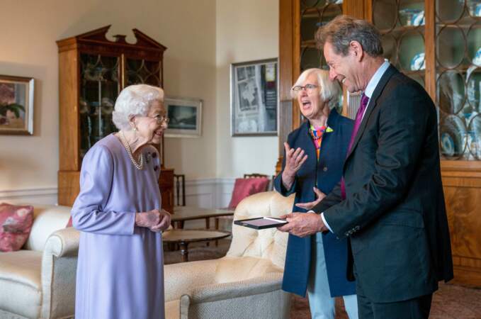 Deuxième jour du voyage en Écosse : Elizabeth II avec John Wallace à qui elle remet la médaille de la Musique, 28 juin 2022