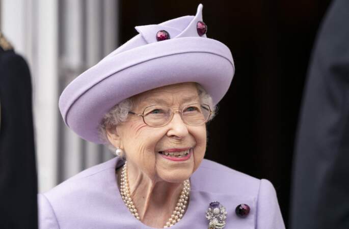 Elizabeth II devant la garde, palais de Holyroodhouse le 28 juin 2022