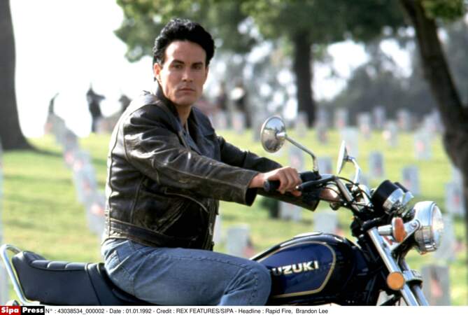 Le 31 mars 1993, Brandon Lee meurt à 28 ans des suites d'un tir accidentel sur le tournage de The Crow