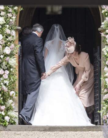Kate Middleton remet en place la traîne de la robe de Pippa !
