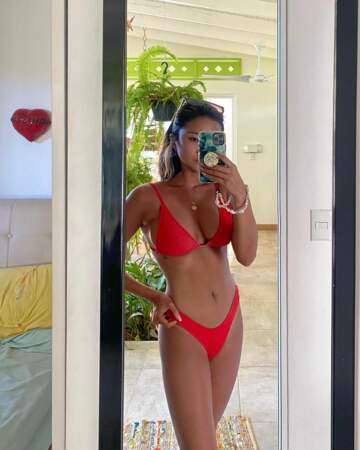Ashley Park en bikini rouge