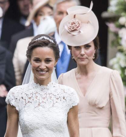 Kate Middleton, très sérieuse au mariage de Pippa Middleton