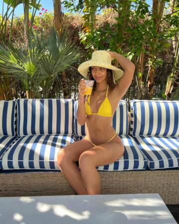 Flora Coquerel en bikini jaune