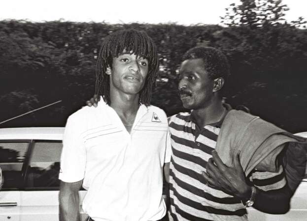 Yannick Noah (23 ans) à côté de son père Zacharie en 1983