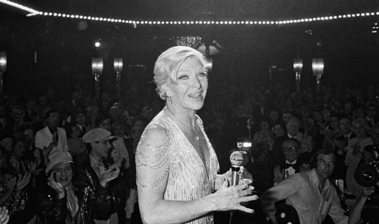 Line Renaud (48 ans) sur scène pour fêter ses 30 ans de spectacle au cabaret en 1976