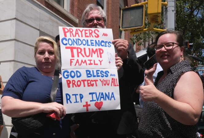 Des fans en l'église St Vincent Ferrer à New York pour les obsèques d'Ivana Trump, le 20 juillet 2022