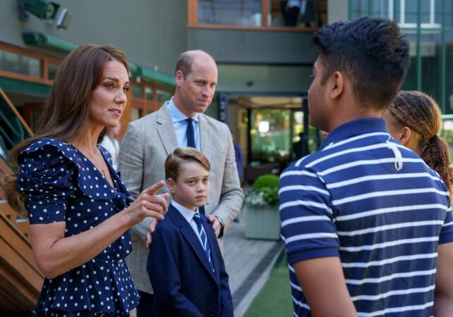 Le Duc, la Duchesse de Cambridge et le Prince George rencontrent les ramasseurs de balle de Wimbledon le 10 juillet 2022