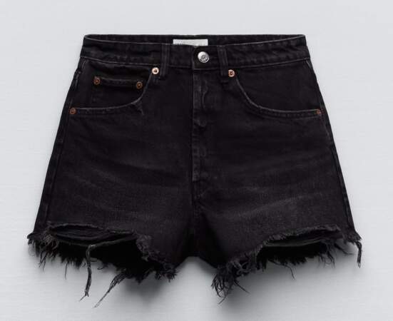 Short en jean noir déchiré Zara, 25,95 euros