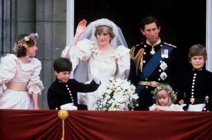La princesse Diana et le prince Charles au balcon du palais de Buckingham le jour de leur mariage, le 29 juillet 1981