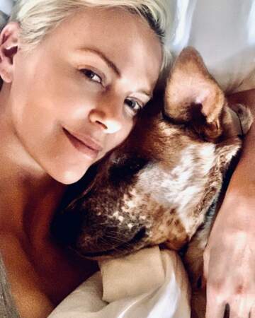 Charlize Theron et son chien Johnny Utah