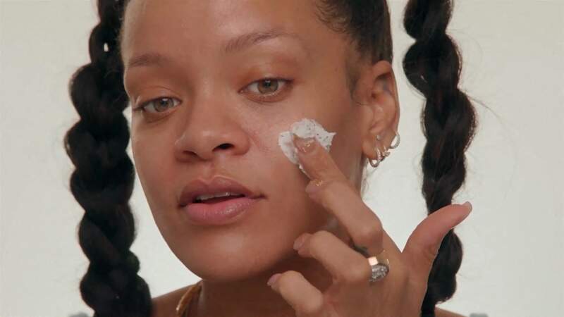 En 2017, la chanteuse Rihanna lance Fenty Beauty, sa marque de cosmétiques et maquillage