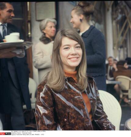  Francoise Hardy à la terrasse d'un café en 1972