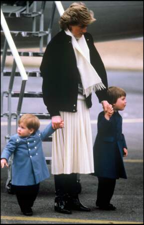 En 1986, Lady Diana porte sa jupe plissée avec un maxi blouson et des bottes vinyles : un look complètement contemporain