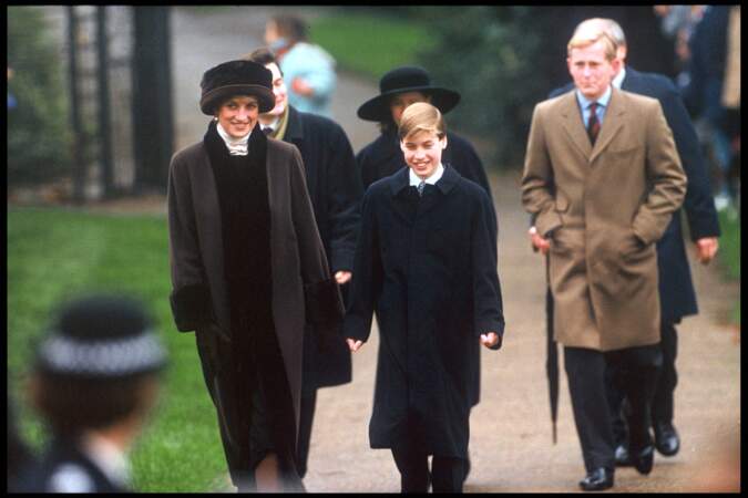 En 1994, Lady Diana adopte le maxi manteau que l'on retrouve sur les défilés automne-hiver 2022-2023