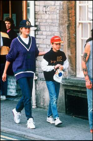 En 1993, Lady Diana adopte une tenue cool avec un maxi pull collège toujours tendance 