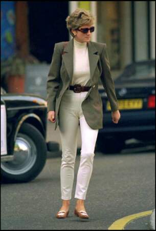 Lady Diana lance la mode du maxi blazer dans les années 1980 et ce look est toujours aussi trendy