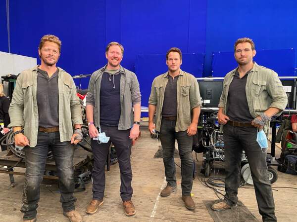 Chris Pratt et ses trois doublures sur le tournage de Jurassic World : Le Monde d'après en 2022