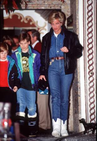 En Autriche, Diana assume le total look jean, blouson en cuir et bottes blanches comme de nombreuses it girls portent encore